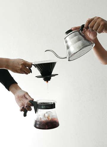 hand-holding-coffee-against-white-ba5swckground_116250017 1 (1)